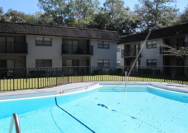 Pool - Oakwood Trace Apartments