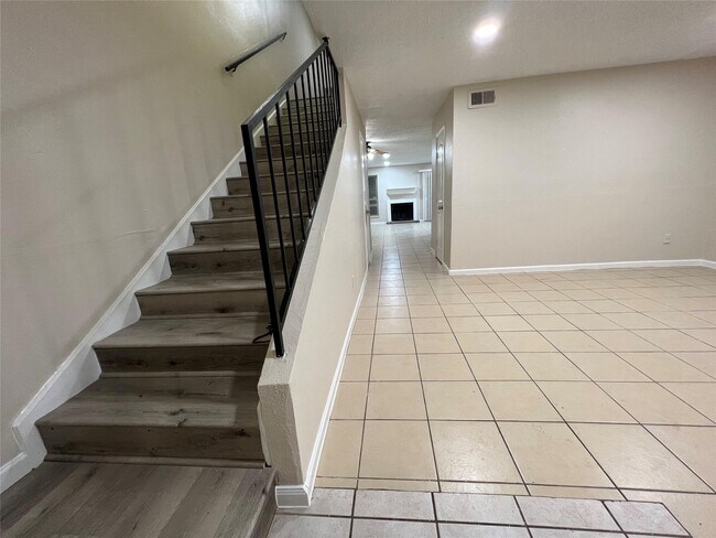 Foto del edificio - 2130 Greenbriar Colony Dr