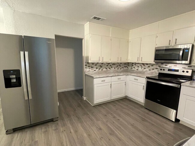 Foto del edificio - Available Now! Updated 4BR Home with Large Yard, Storage Shed & Modern Finishes
