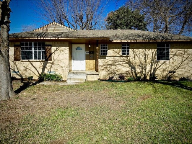Building Photo - 1441 E Red Bird Ln