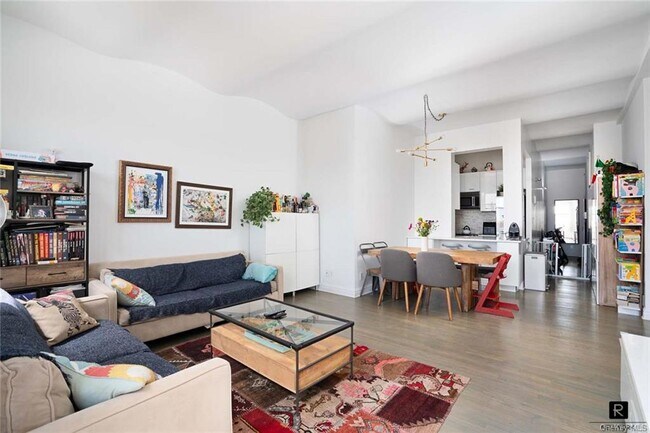 Foto del edificio - 312 E 23rd St