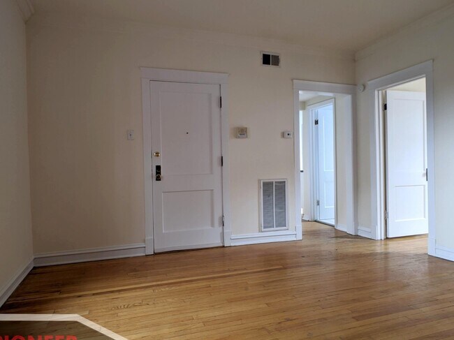 Foto del edificio - 3042 W Wellington Ave