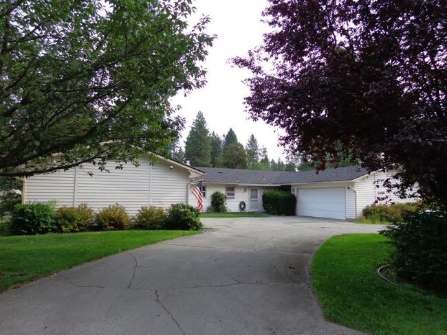 Building Photo - Fairway Drive Duplex