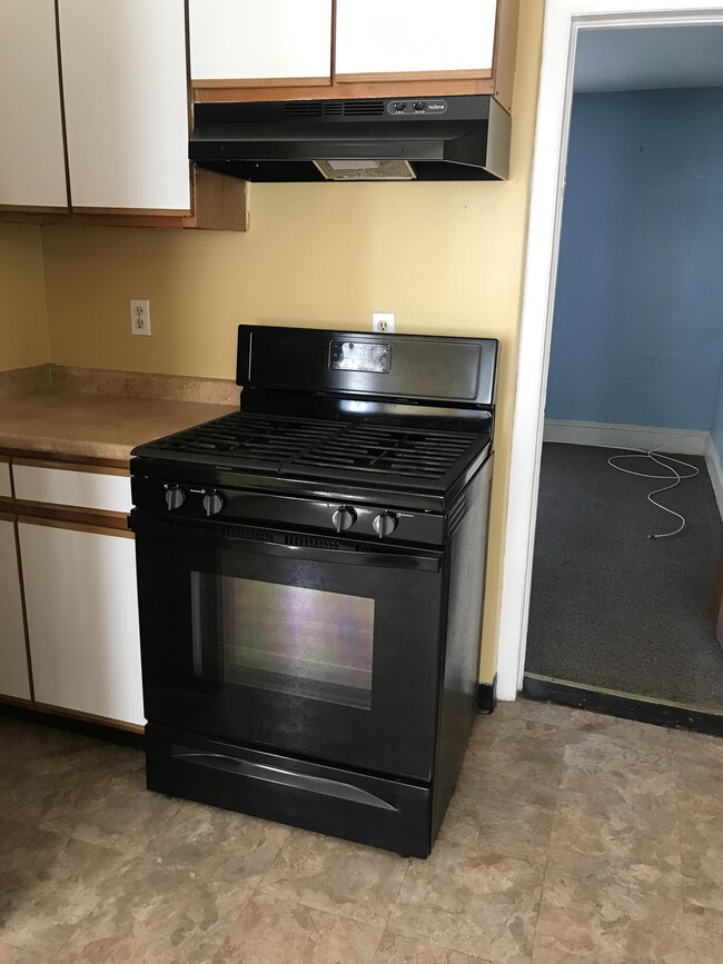 Building Photo - 62 Heath St