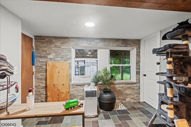 Building Photo - 16 Flanders Rd