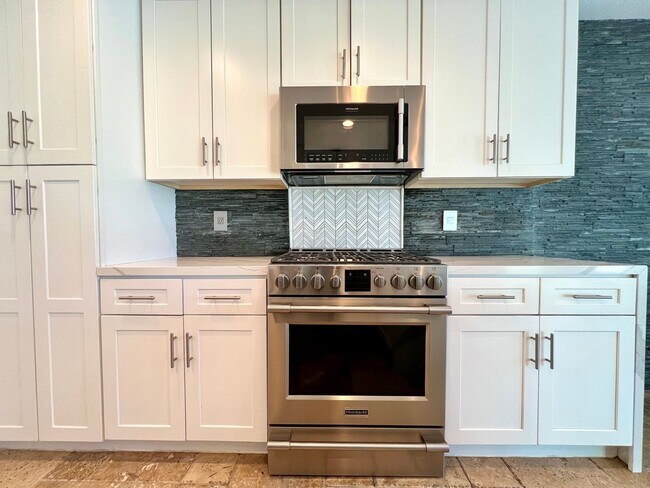 Foto del edificio - Stylish 3BD/2.5BA home near Harry Reid Air...