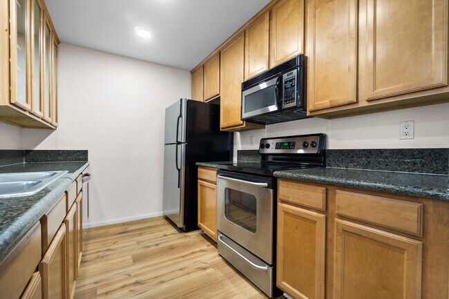 Foto del edificio - 7190 Shoreline Dr