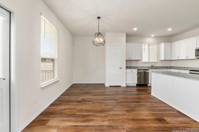 Building Photo - Charming Home Awaits: Spacious & Modern Li...