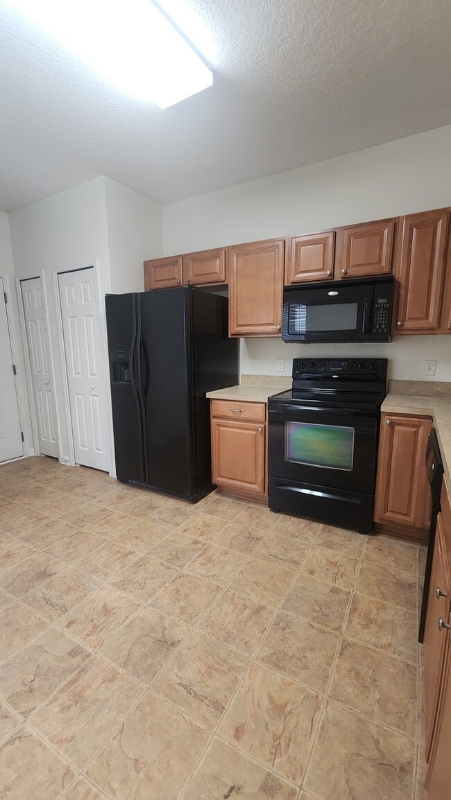 Building Photo - Lovely 2 bedroom move-in ready condo located in The Gables community!