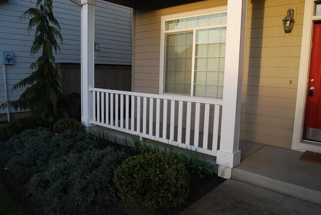 Building Photo - Stunning 4 Bedroom with Gorgeous main leve...
