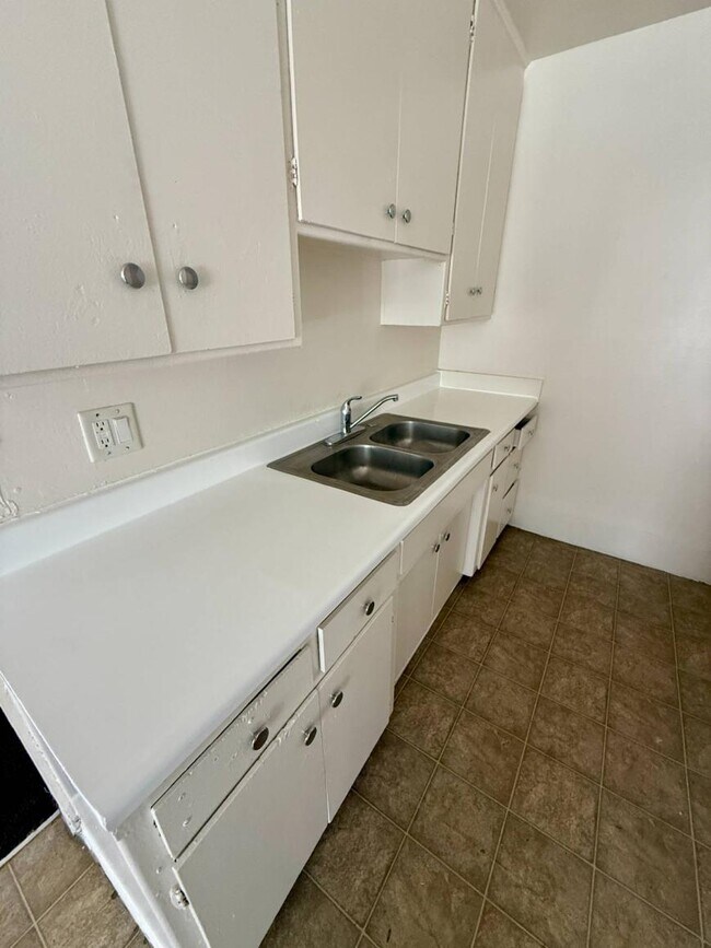 Building Photo - 1.0 bedroom in Canoga Park California 91304