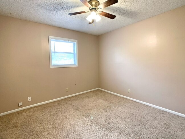 Building Photo - 3 Bedroom Single Family Home