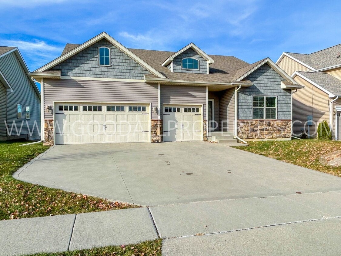 Primary Photo - Executive Home - 3 Bedroom, 2.5 Bath Home ...
