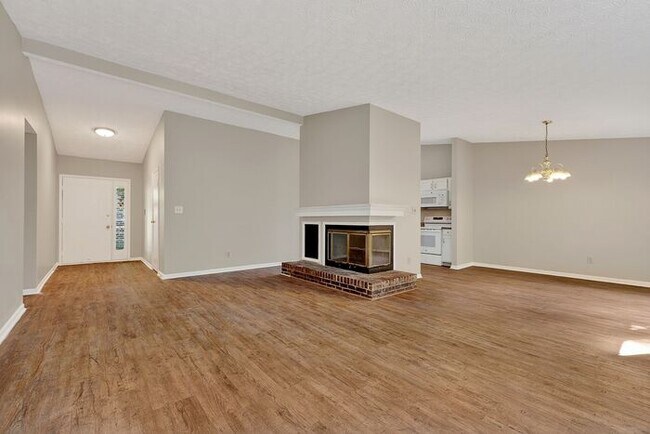 Foto del edificio - Beautifully Home with Large Backyard & 2-Car Garage in York Subdivision