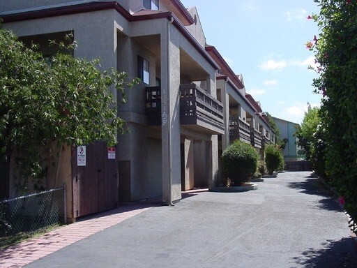 Primary Photo - 1351 Grove Ave