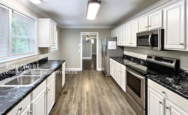 Foto del edificio - Spacious 3-Bedroom, 2-Bathroom Home with M...