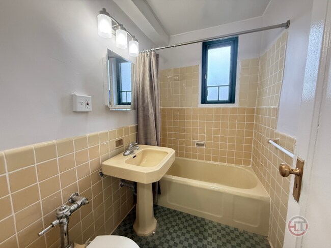 Foto del edificio - 1970 E Tremont Ave