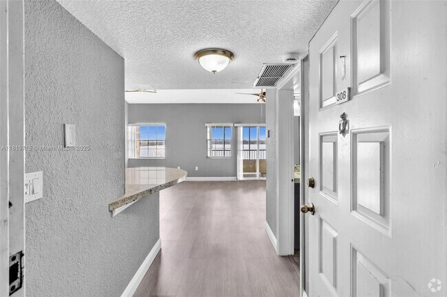 Building Photo - 2811 N Oakland Forest Dr