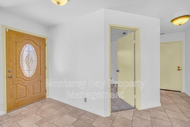 Building Photo - 143 Seal Ct
