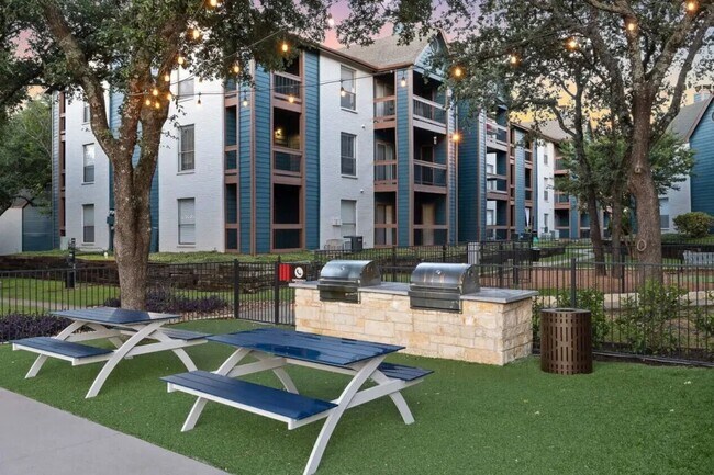 Building Photo - 10951 Laureate Dr