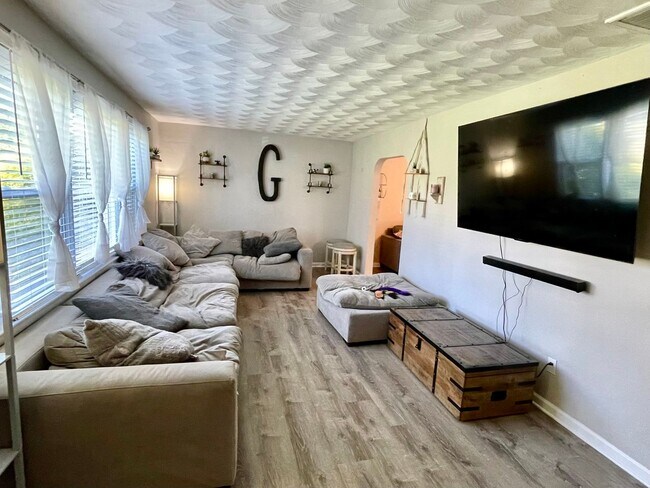 Building Photo - 4-Bedroom Home with Bonus Flex Room