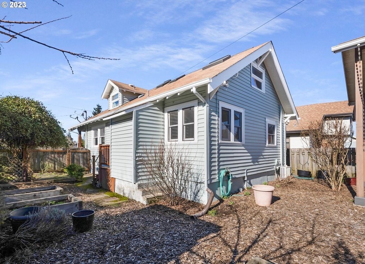 Primary Photo - 7622 N Brandon Ave
