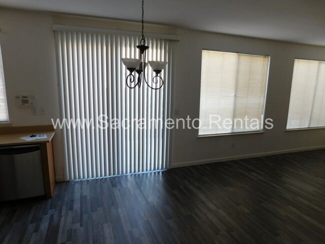 Building Photo - 3 br, 2.5 bath House - 1830 Spaletta Way