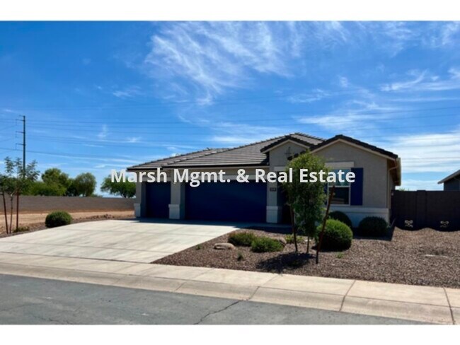 Foto del edificio - Beautiful formal model home with 4 bedrooms, 2 baths &amp; 3 car garage!
