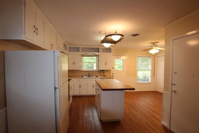 Foto del edificio - Coming Soon! Beautiful 4 Bedroom, 2 Bathro...