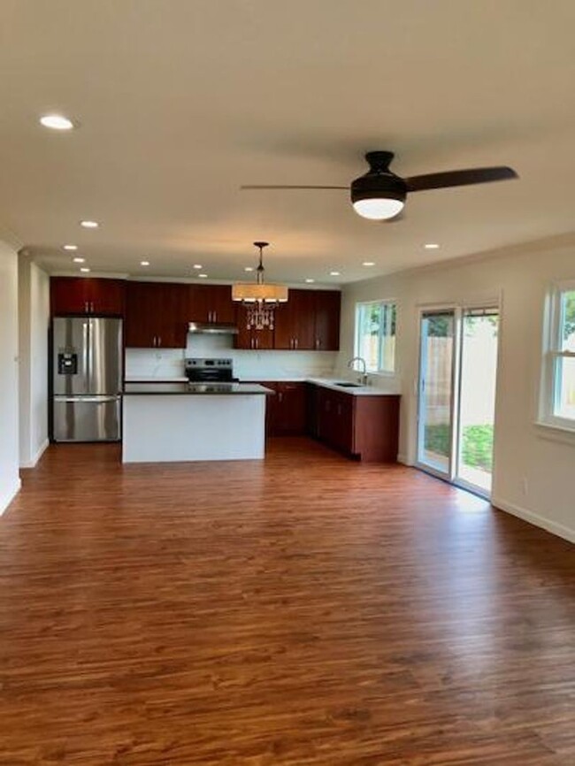 Building Photo - 5 bedroom 3.5 bath custom built home in Ka...