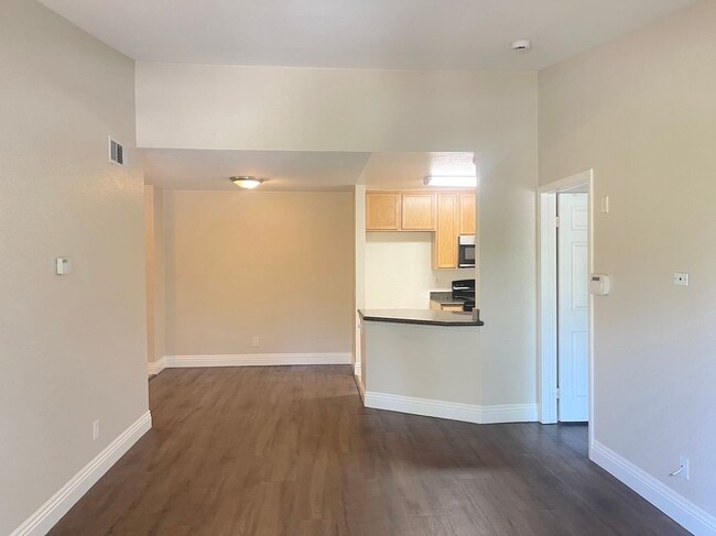 Building Photo - 2400 Del Mar Way