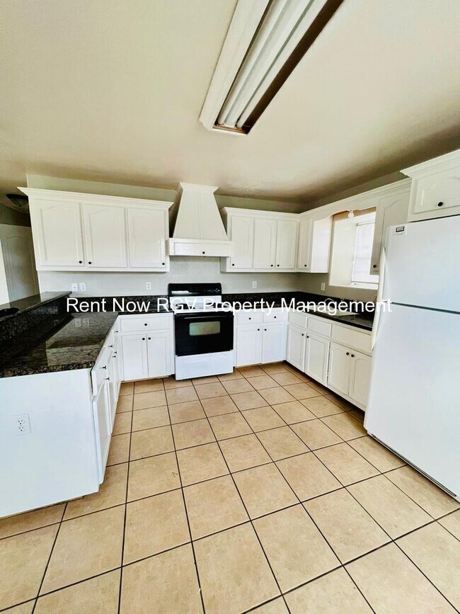 Building Photo - 1608 W Portales Dr
