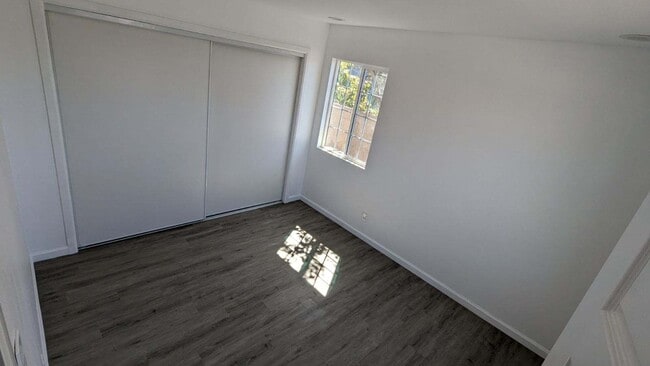 Building Photo - 11837 Daphne Ave