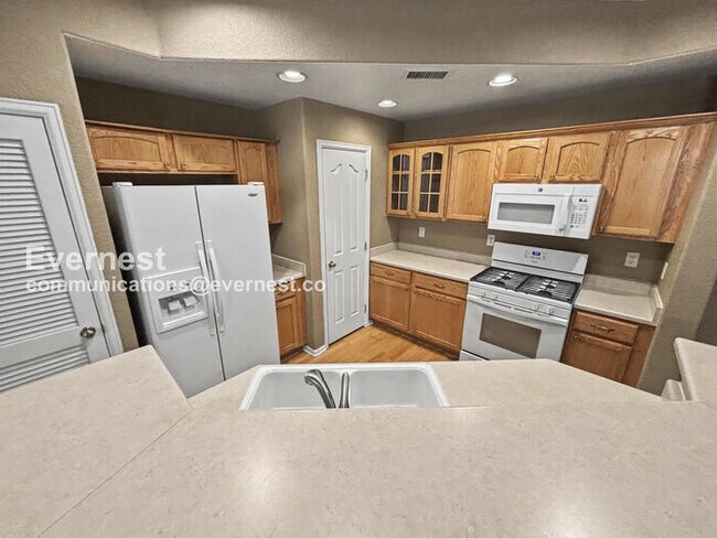 Foto del edificio - 3 Bed, 3 Bath Townhome with Garage / Available Now!