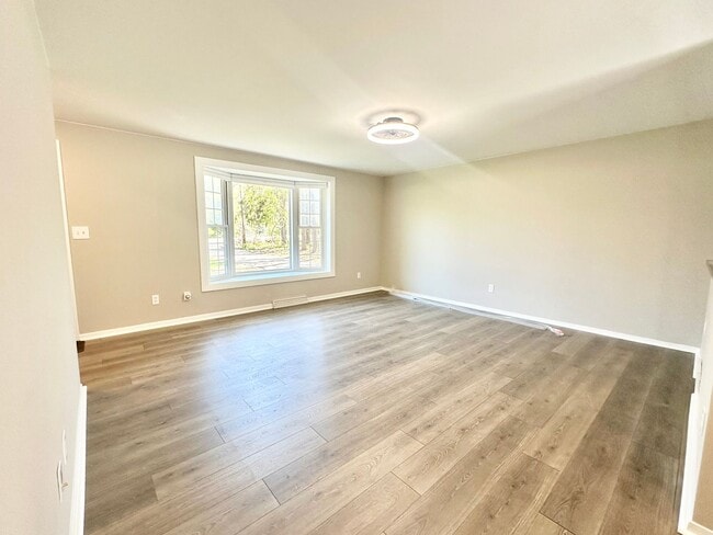 Building Photo - Ready to Rent Delafield Townhome!
