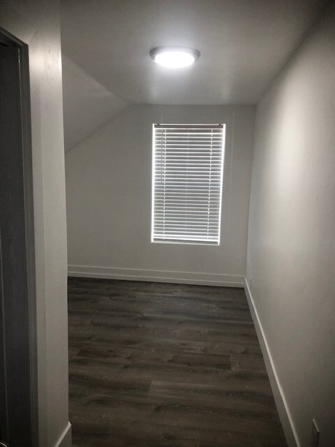 Building Photo - Upstairs ADU Alley house in downtown Red B...