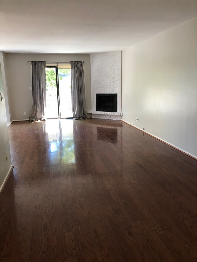 Living Room - Unfurnished - 1660 Franklin St
