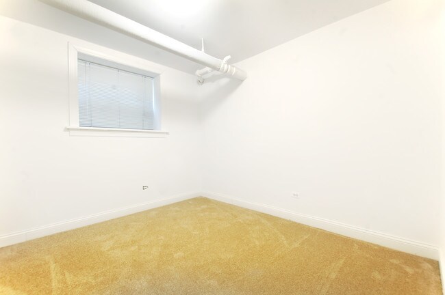 Foto del edificio - Very Spacious Lincoln Park, 3 Bed, 2 Bath,...
