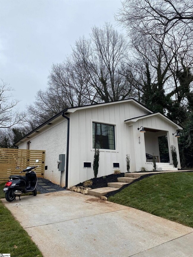 Building Photo - 410 Birnie St