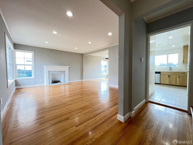 Building Photo - 206 Garden Ln