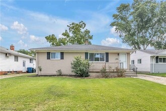 Building Photo - 325 Thelma Dr
