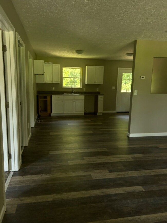 Building Photo - 3 bedroom 2 bath single family home in Sev...