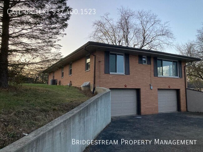 Building Photo - Spacious 3 bedroom, 2 full bath house with...