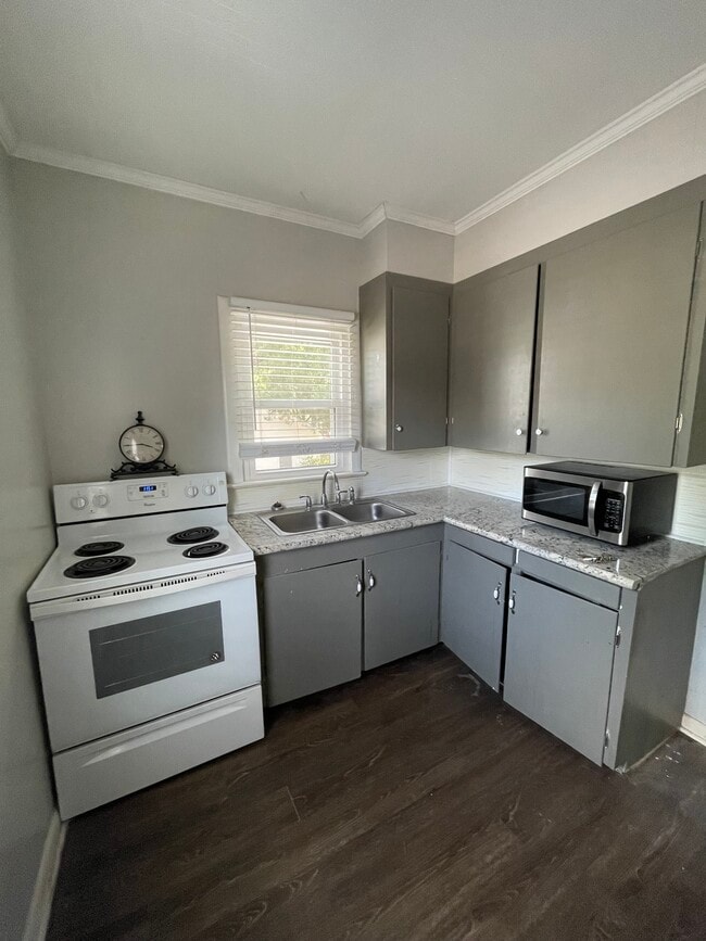 Building Photo - 411 W Taft St