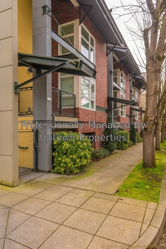 Building Photo - 1132 NE Schuyler St