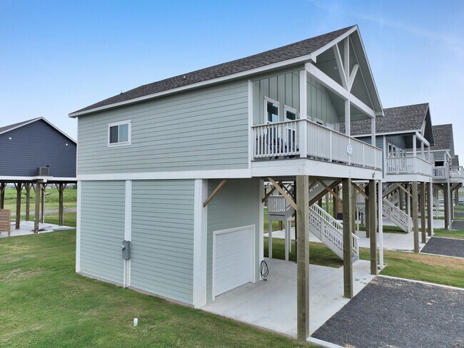 Building Photo - 1049 Sunset Cir