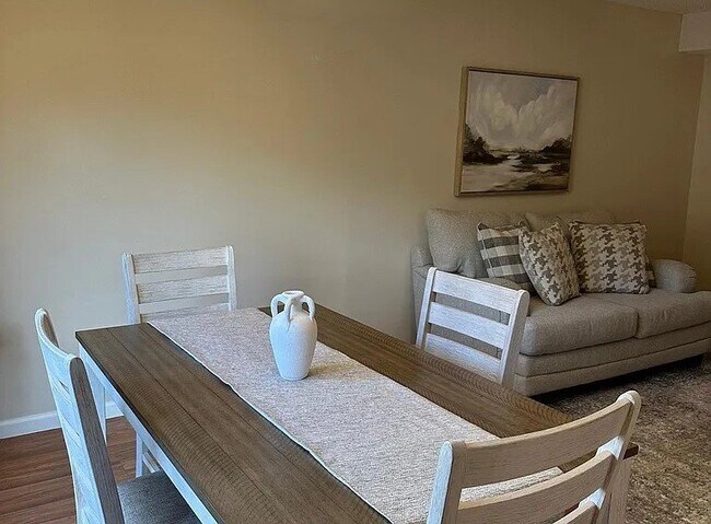 Foto del edificio - 2503 E Lakeview Dr