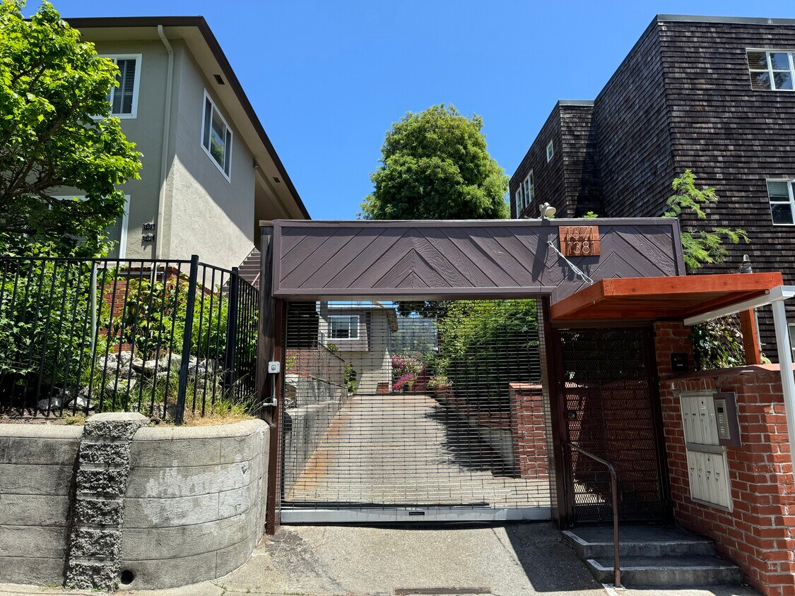 Primary Photo - 1371 Shattuck Ave