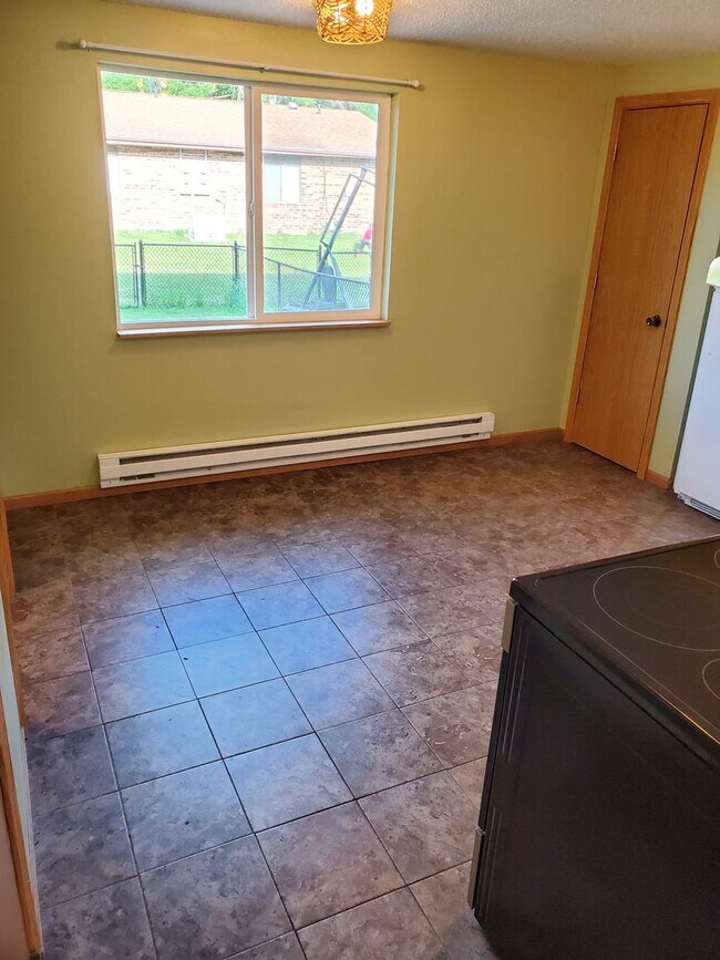 Foto del edificio - 3 Bedroom 1.5 Bath home updated with Garage!