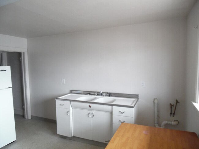 Building Photo - 630 W Granite St